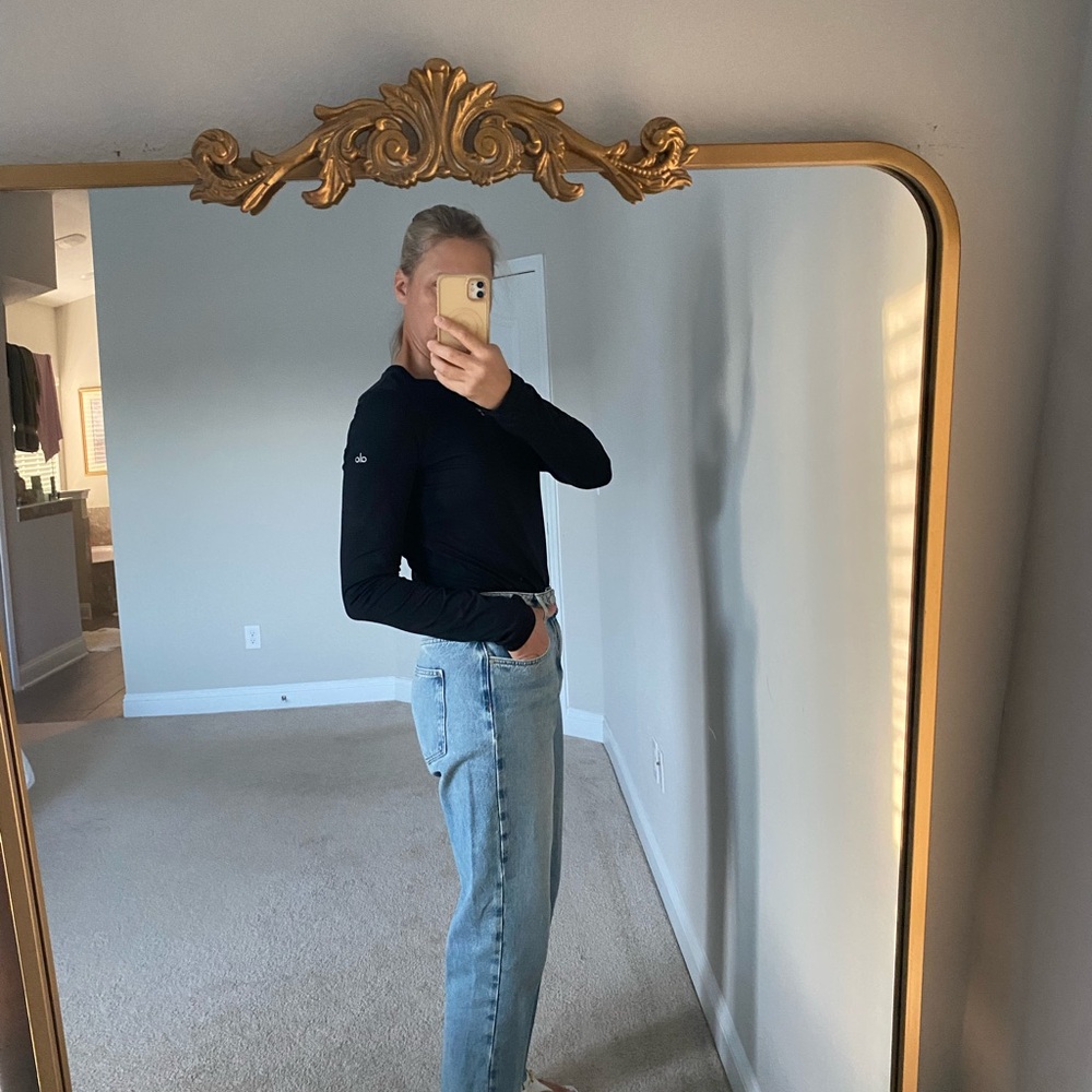 ALO Yoga Black Long Sleeve Top - Picture 2 of 4